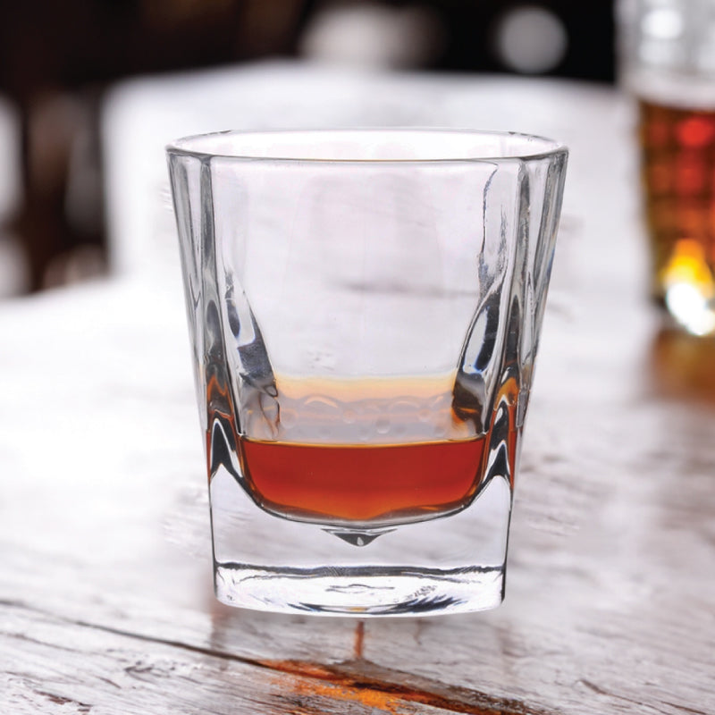 ג’יימס כוס וויסקי